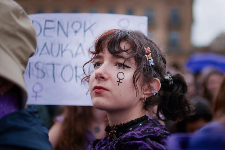 Una joven con la cara pintada con un símbolo feminista para conmemorar el Día Internacional de la Mujer, el 8 de marzo de 2026, en Pamplona.