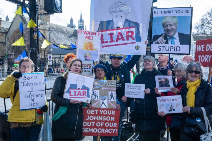 Activistas del Movimiento Europeo de Resistencia protestan frente al Parlamento británico el día en que el exprimer ministro Boris Johnson comparecía sobre el Brexit, el 22 de marzo de 2023, en Londres.