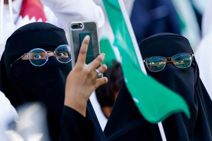 Aficionadas de Arabia Saudí viendo como pueden (o como les impiden) un partido de su selección en el Mundial de Qatar 2022