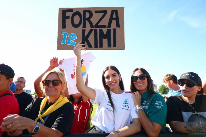 Dos fans apoyan al piloto Kimi Antonelli, el Gran Premio de Monza de 2025