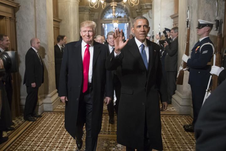 El entonces presidente electo de EEUU, Donald Trump, y el ya expresidente Barack Obama llegan a la ceremonia de investidura del republicano en el Capitolio, el 20 de enero de 2017.
