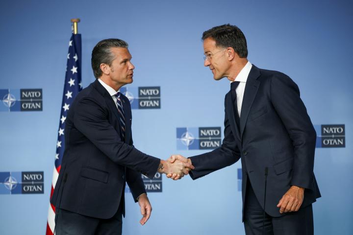 El secretario de Defensa de EEUU, Pete Hegseth, y el secretario general de la OTAN, Mark Rutte, se saludan en la sede de la Alianza en Bruselas (Bélgica), el 18 de junio de 2026.