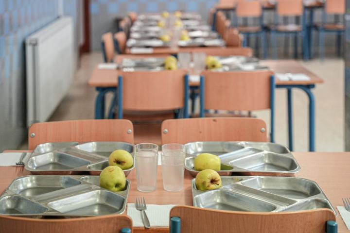 Imagen de archivo de bandejas en un comedor escolar.