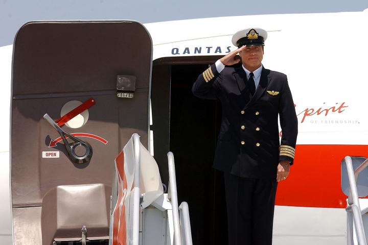 John Travolta durante la ceremonia en la que John Travolta se convierte en "embajador general" de Qantas Airlines en la Terminal Imperial del aeropuerto de Los Ángeles (LAX) en Los Ángeles, California, Estados Unidos.