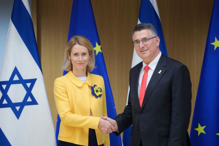La alta representante para Asuntos Exteriores y Seguridad de la UE, Kaja Kallas, da la mano al ministro de Exteriores de Israel, Gideon Saar, el 24 de febrero de 2025 en Bruselas.