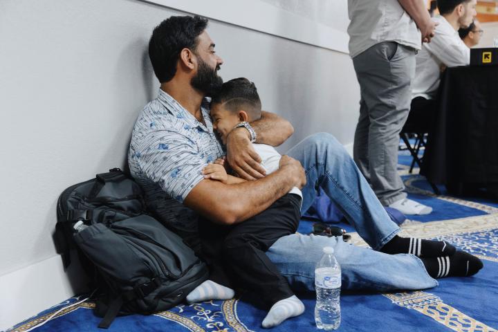 Naseer Ahmad Paktiawal abraza a Abubakar Paktiawal, hijo de su hermano Mohammad Nazeer Paktiawal, quien falleció bajo custodia del ICE, en una mezquita de Richardson, (Texas), el 4 de junio de 2026.