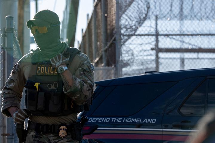 Un agente de Operaciones de Fugitivos hace guardia afuera del centro de detención del ICE en Delaney Hall, en Newark (Nueva Jersey, EEUU), el 28 de mayo de 2026.