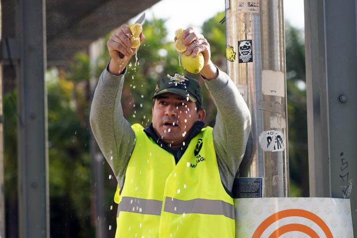 Un agricultor estruja unos limones a principios de 2024 durante una protesta en Málaga