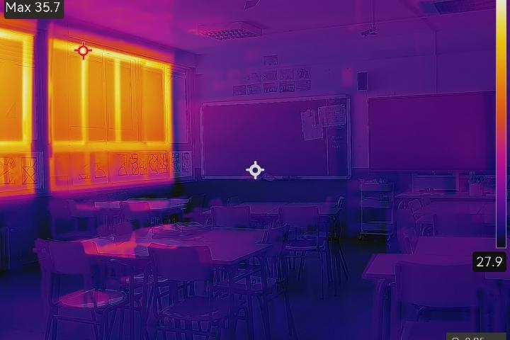Tetuán district, Northwest Madrid
Greenpeace has used a thermal camera to record temperatures far above recommended levels in public schools in Alicante, Barcelona, Madrid, Ourense, and Seville. This illustrates the heat endured by students and school staff during Spain’s hottest days.
The organization joins forces with other organizations in the sector to demand urgent measures for air conditioning in classrooms and schoolyards. In the face of increasingly intense and frequent heat waves, public spaces must serve as climate-controlled refuges to prevent the worst effects of climate change on the health of children, who are especially vulnerable to high temperatures.
Barrio de Tetuán, noroeste de Madrid
Greenpeace ha captado con una cámara termográfica temperaturas muy por encima de lo recomendado en centros educativos públicos de Alicante, Barcelona, Madrid, Ourense y Sevilla. Un ejemplo del calor que sufren el alumnado y el personal educativo durante los días de más calor en España.
La organización se suma a organizaciones del sector y exige medidas urgentes de climatización en aulas y patios. Antes olas de calor cada vez más intensas y habituales, los espacios públicos deben ser refugios climáticos para evitar los peores efectos del cambio climático en la salud de niños y niñas, especialmente vulnerables a las altas temperaturas.