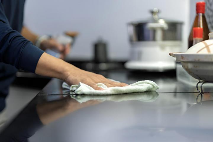 Una persona limpiando su encimera de la cocina