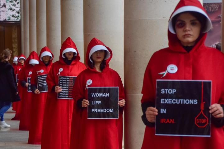 Una protesta en Reino Unido en contra de la represión contra las mujeres en Irán en la que se referencia a El cuento de la criada