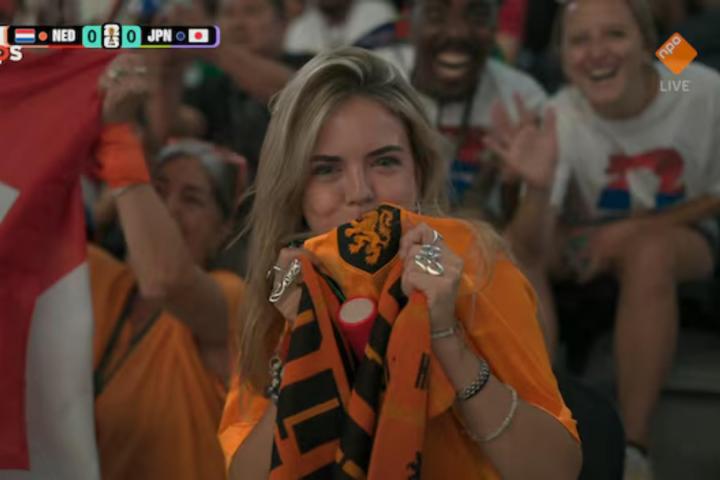 Camila Benen besa su camiseta.