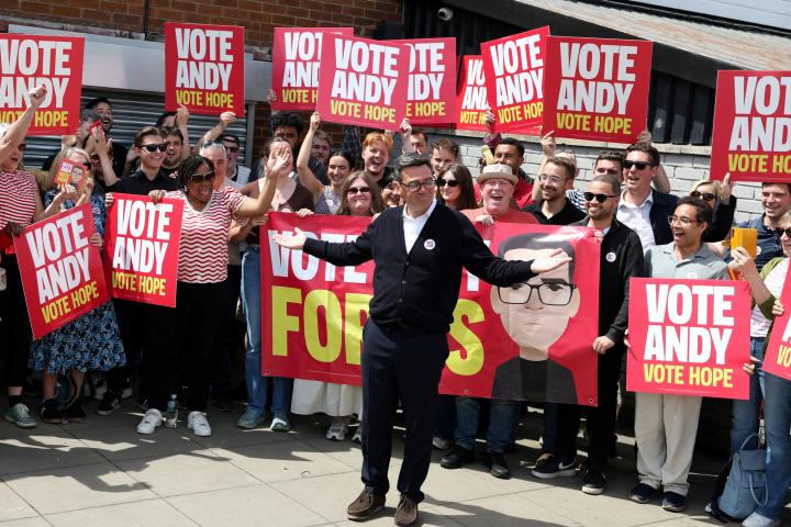 El alcalde de Gran Manchester, el laborista, Andy Burnham, llega a Wigan (Gran Bretaña), el 18 de junio de 2026, durante las elecciones parciales de Makerfield.