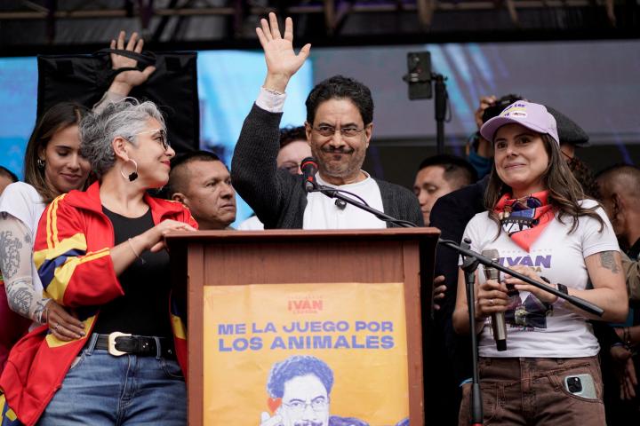 : El candidato presidencial izquierdista Iván Cepeda saluda durante su mitin de cierre de campaña en Bogotá (Colombia), el 13 de junio de 2026.