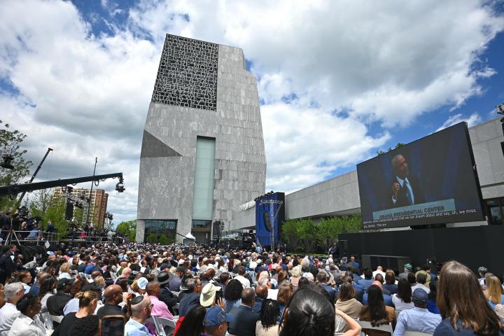 El expresidente estadounidense Barack Obama bajo la torre del museo, durante la inauguración del Centro Presidencial Obama en Chicago, el 18 de junio de 2026.