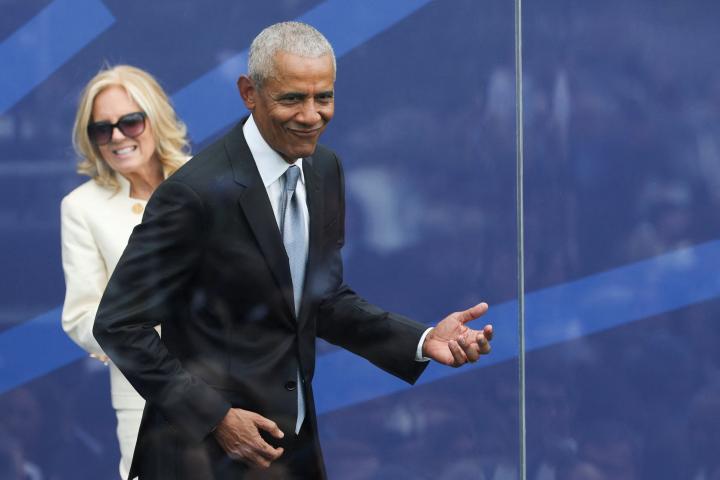 El expresidente estadounidense Barack Obama toca la guitarra imaginaria junto a la exprimera dama Jill Biden en la inauguración del Centro Obama en Chicago, el 18 de junio de 2026.