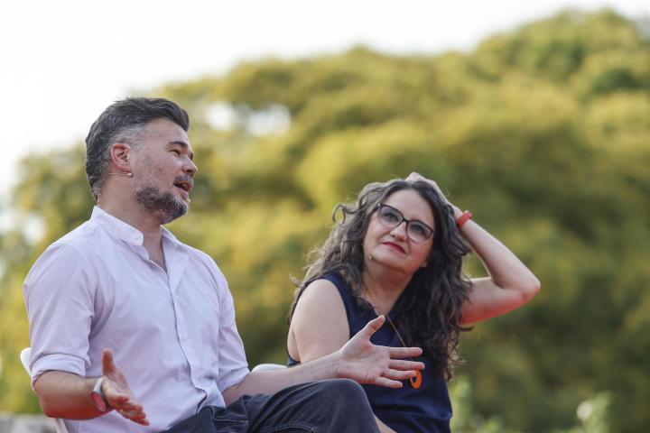 El portavoz de ERC en el Congreso, Gabriel Rufián, y la exvicepresidenta de la Generalitat Valenciana, Mónica Oltra, durante  la celebración del acto público de debate político 'València Espai de Trobada'