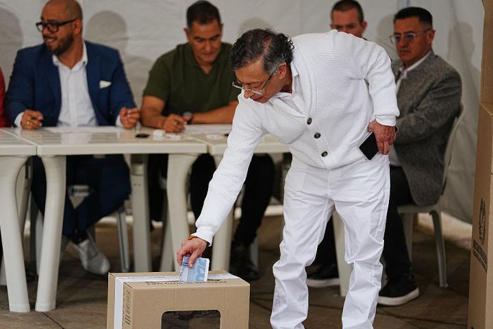 El presidente colombiano, Gustavo Petro, emite su voto durante las elecciones presidenciales del 31 de mayo de 2026, en Bogotá.
