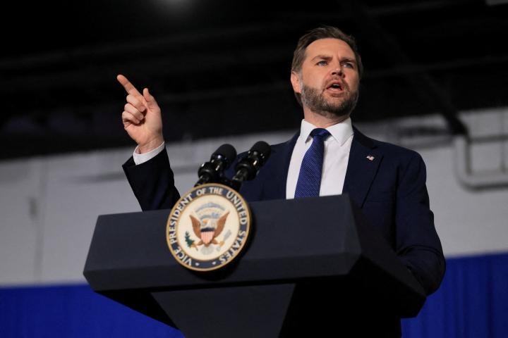 El vicepresidente de EEUU, JD Vance, pronuncia un discurso durante un evento en Gold Coast Studios, el 17 de junio de 2026, en Bethpage, (Nueva York).