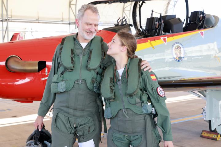 Felipe VI y la princesa Leonor tras su vuelo conjunto en la Academia de San Javier en Murcia.