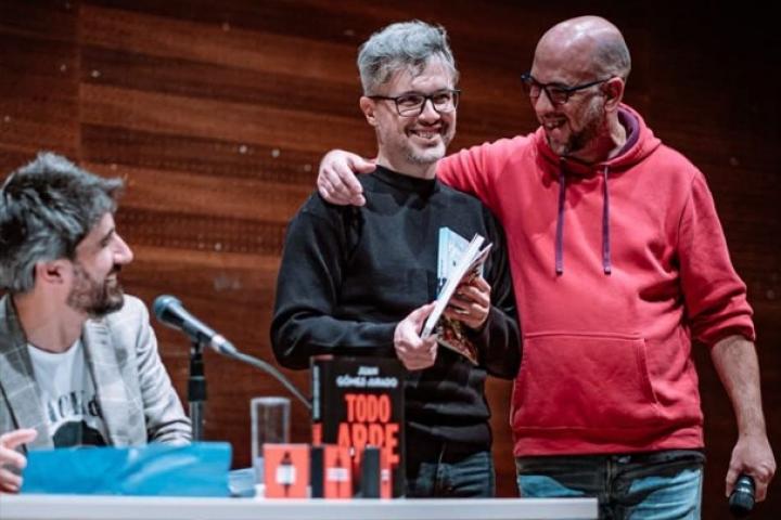 Fernando Miranda, a la derecha, junto a Juan Gómez-Jurado y Manel Loureiro.