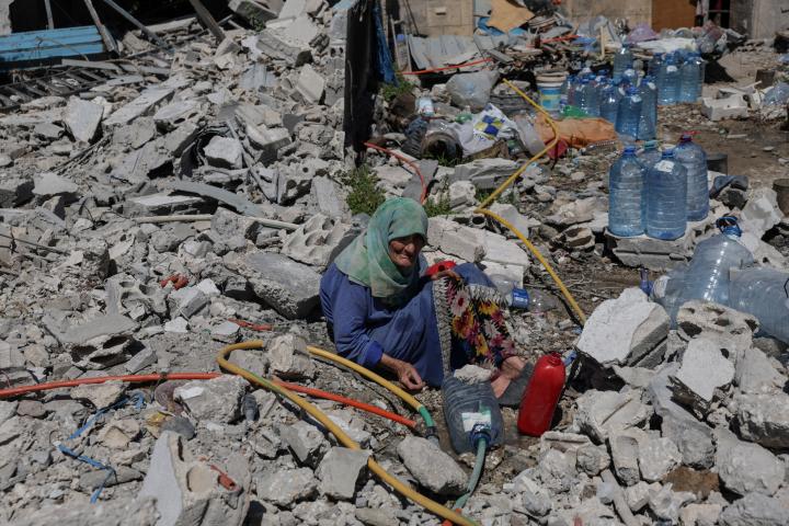 Khadija Amara, una civil libanesa que se niega a abandonar los restos de su hogar destruido por un bombardeo israelí, en Tiro (Líbano).