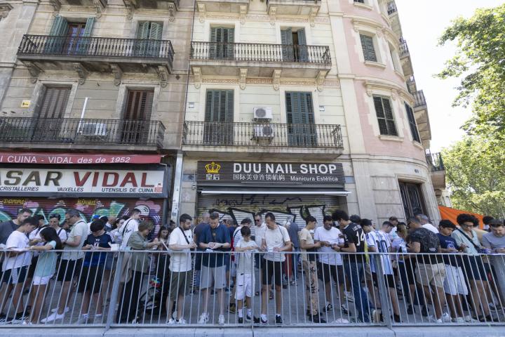 La plaza del Mercado de Sant Antoni de Barcelona se llena cada domingo de cientos de personas para intercambiar cromos.