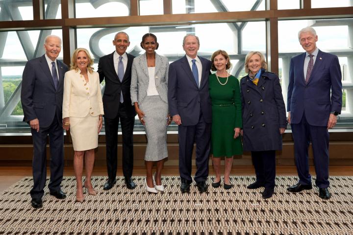 Los Biden, los Obama, los Bush y los Clinton, antes de la ceremonia de inauguración del Centro Presidencial Obama, en Chicago, el 18 de junio de 2026.