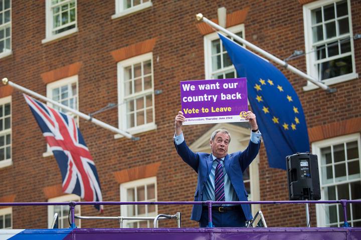 Nigel Farage, líder de UKIP, posa con una pancarta sobre un autobús de campaña a favor del Brexit ante Casa de Europa en Westminster, el 20 de mayo de 2016, en Londres.