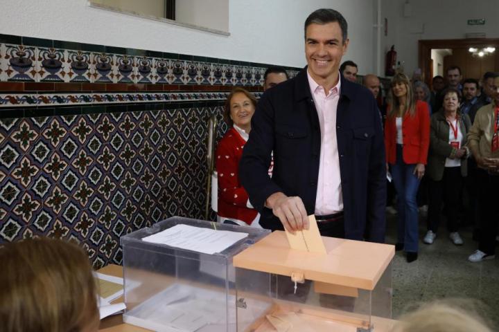 Pedro Sánchez ejerce su derecho al voto en las pasadas elecciones generales.