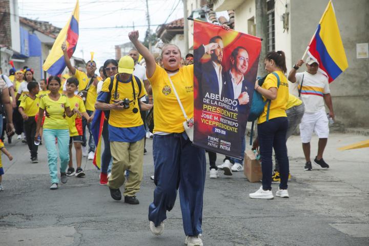 Simpatizantes del candidato presidencial de derecha colombiano Abelardo De La Espriella asisten a un mitin de cierre de campaña, el 21 de junio, en Buga.