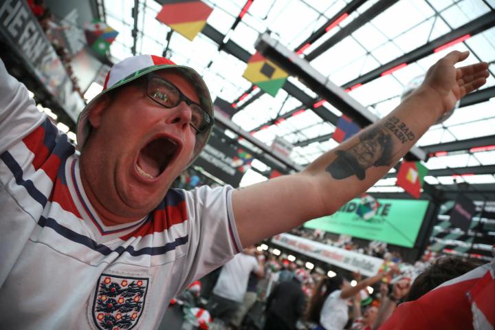 Un aficionado celebra el gol de Kane en el mundial de Estados Unidos, México y Canadá.