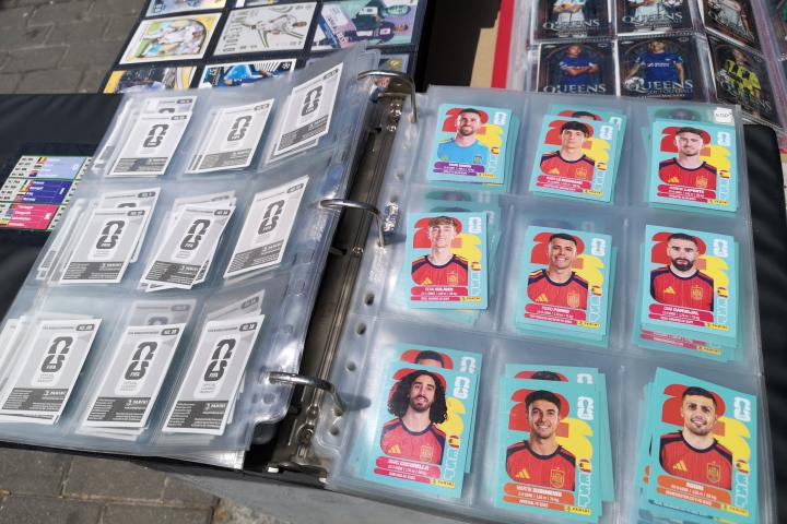 Un álbum de cromos del Mundial, en El Rastro de Madrid.