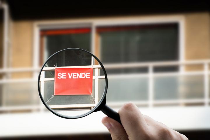 Un cartel de 'Se vende' en una vivienda