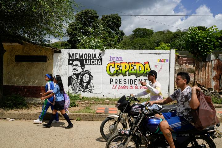 Varias personas pasan junto a una pintada electoral en favor del izquierdista Iván Cepeda en Tubara (Colombia), el 10 de junio de 2026.