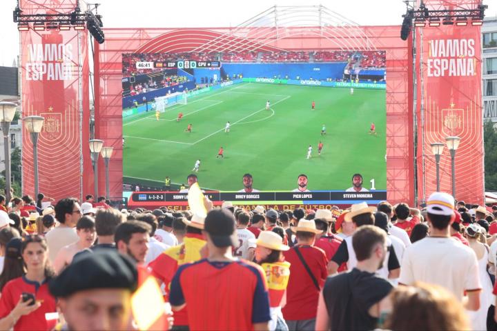 Aficionados de la selección española disfrutando del partido entre la ‘roja’ y Cabo Verde en la Plaza Colón.