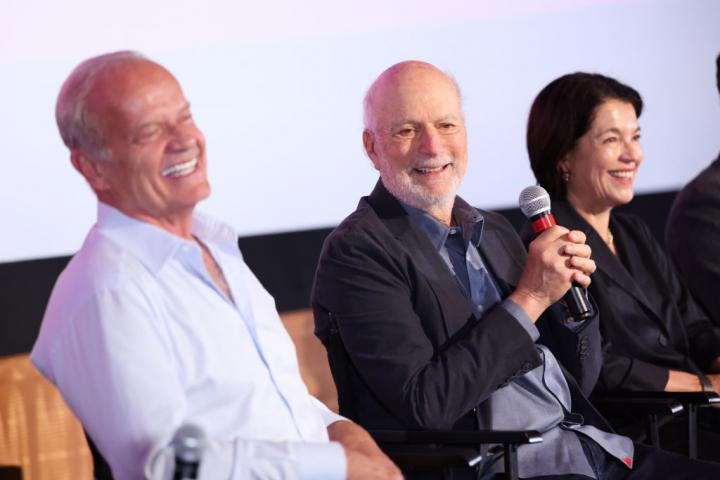 Al centro, James Burrows durante un evento en Los Ángeles en 2024.