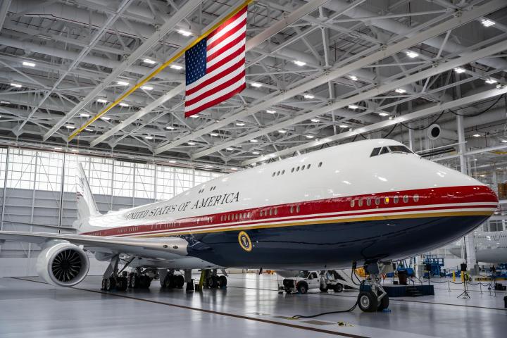 Fotografía difundida por la Fuerza Área de EEUU del nuevo Air Force One en su primera exhibición pública en Washington.