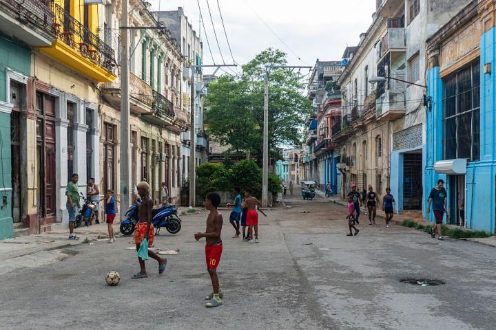 Unos niños juegan en una calles céntrica de La Habana.