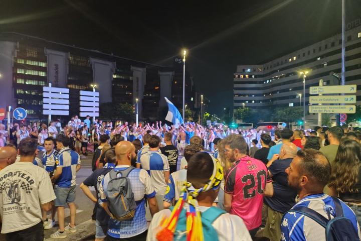 Aficionados del Sabadell celebran el ascenso de su equipo a la segunda división tras derrotar al Zamora.
