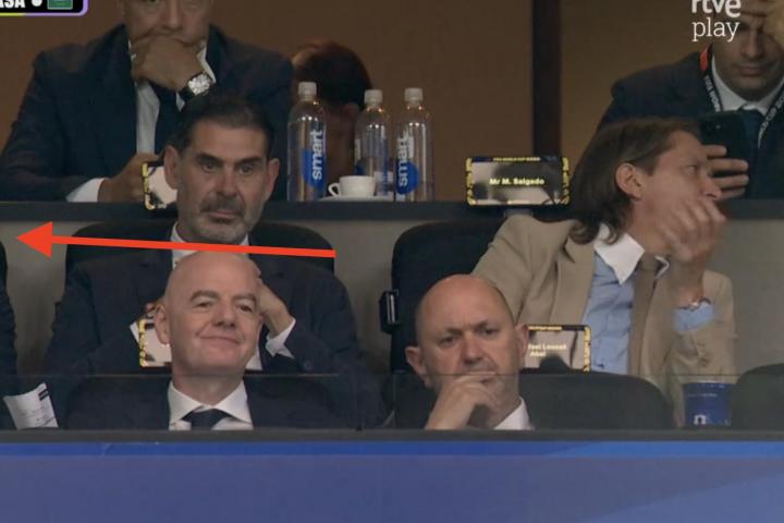Fernando Hierro junto a Salgado e Infantino en el palco