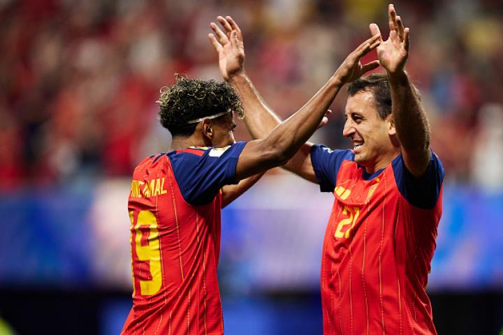 Lamine Yamal y Mikel Oyarzabal, celebrando uno de los goles de España ante Arabia Saudí.