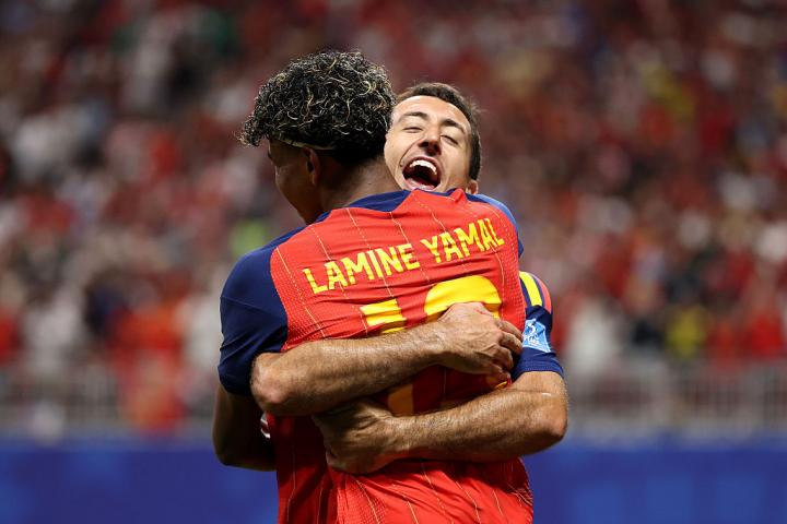 Lamine Yamal y Mikel Oyarzabal se funden en un abrazo para celebrar uno de los goles a Arabia Saudí