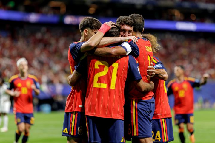 Los futbolistas de la selección española celebran uno de los goles de Oyarzabal en el duelo contra Arabia Saudí de la fase de grupos del Mundial