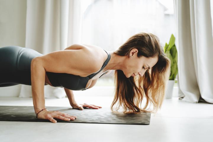 Mujer realizando flexiones.