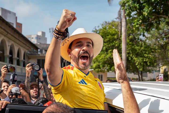 Abelardo de la Espriella, candidato de Salvación Nacional, saluda a sus partidarios tras emitir su voto en la segunda vuelta presidencial en Colombia, el 21 de junio de 2026, en Barranquilla.