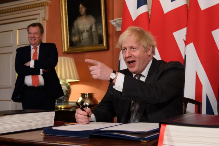 El primer ministro Boris Johnson posa tras la firma del acuerdo comercial del Brexit con la UE, en el número 10 de Downing Street, el 30 de diciembre de 2020.