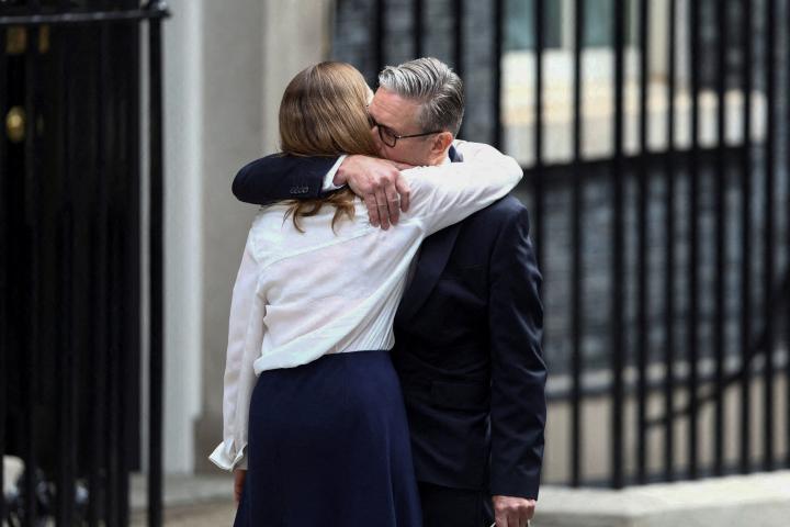 El primer ministro británico, Keir Starmer, abraza a su esposa Victoria tras anunciar su dimisión frente al número 10 de Downing Street, en Londres, el 22 de junio de 2026.