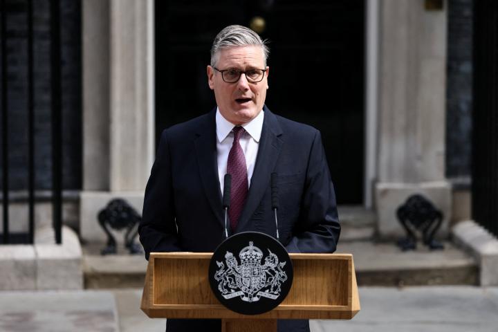 El primer ministro británico, Keir Starmer, anuncia el calendario de su dimisión frente al número 10 de Downing Street, en Londres, el 22 de junio de 2026.