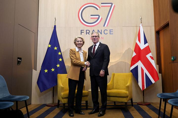 El primer ministro británico, Keir Starmer, y la presidenta de la Comisión Europea, Ursula von der Leyen, se dan la mano en la cumbre del G7 en Evian-les-Bains (Francia), el 16 de junio de 2026.